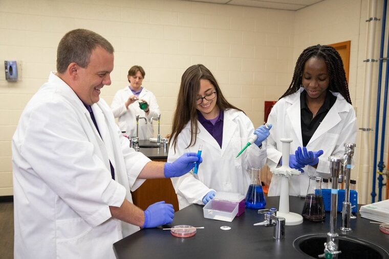 Dr. Younce working with students in the lab.